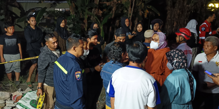 Warga bersama petugas kepolisian dan tenaga medis berkumpul di lokasi kejadian penemuan seorang pekerja proyek yang meninggal mendadak di Dusun Gatak, Tamantirto, Kasihan, Bantul