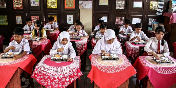 Program Makan Bergizi Gratis Mulai Membawa Perubahan: IMT Anak dan Remaja Meningkat di Berbagai Daerah