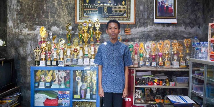 Dari Es Keliling ke ITB: Kisah Inspiratif Avan Ferdiansyah Hilmi, Sang Pengumpul 100 Prestasi