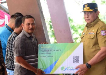 Gusnar Ismail Serahkan Asuransi bagi 500 Nelayan Gorontalo, Wujud Nyata Janji Agromaritim