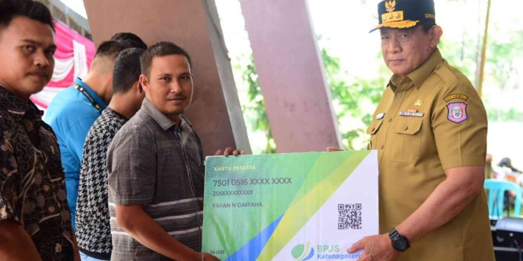 Gusnar Ismail Serahkan Asuransi bagi 500 Nelayan Gorontalo, Wujud Nyata Janji Agromaritim