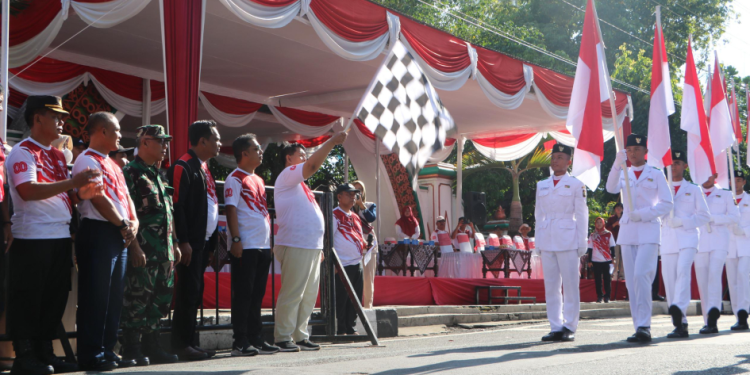 Bupati Kulon Progo melepas peserta pawai pelajar dalam rangka HUT ke-80 Kemerdekaan RI di Alun-Alun Wates