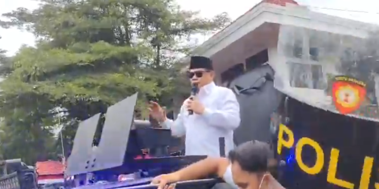 Bupati Pati Sudewo menyampaikan pernyataan di tengah pengamanan ketat aparat kepolisian usai aksi unjuk rasa di depan Pendopo Kabupaten Pati