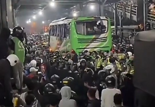 Bus Bobotoh menjadi sasaran amukan massa usai laga Persib Bandung kontra PSIM Yogyakarta