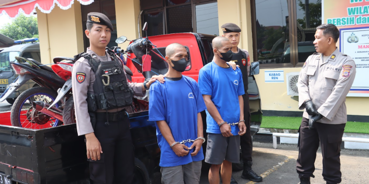 Dua tersangka kasus pencurian sepeda motor di Kretek, Bantul, digelandang petugas Polsek Kretek bersama barang bukti motor hasil curian yang diamankan polisi