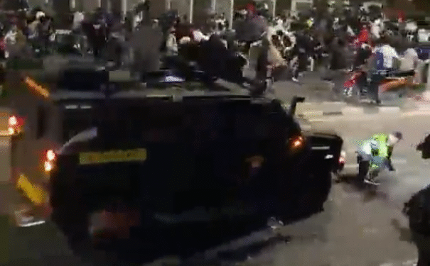 Foto Tangkapan Layar Video Viral Ojor Tertabrak Mobil Barakuda Polri di kawasan Pejompongan, Jakarta Pusat