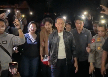 Gubernur DIY Sri Sultan Hamengku Buwono X menemui massa aksi di Mapolda DIY