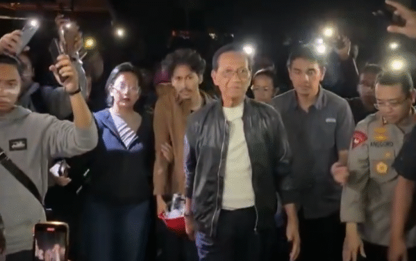 Gubernur DIY Sri Sultan Hamengku Buwono X menemui massa aksi di Mapolda DIY