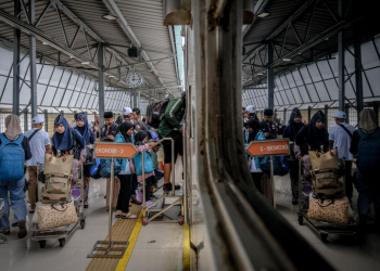 Ilustrasi Gambar suasana libur di Stasiun Kereta api