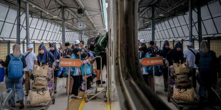 Ilustrasi Gambar suasana libur di Stasiun Kereta api