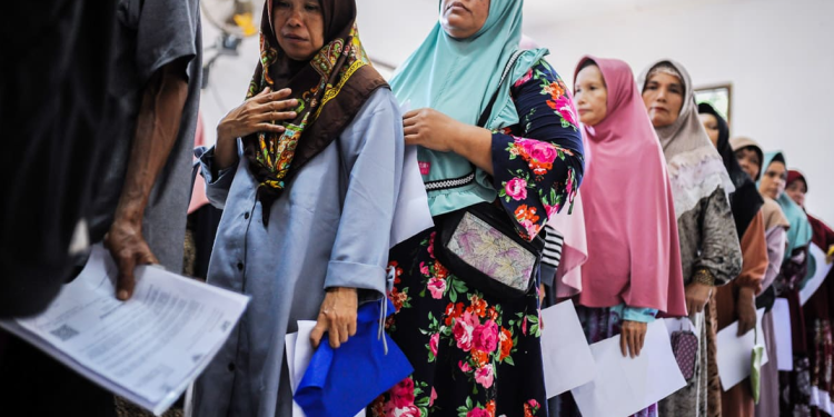 Ilustrasi Sejumlah warga penerima bantuan antre menerima bansos Program Keluarga Harapan