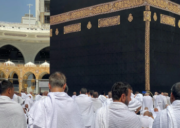 Ilustrasi gambar Jamaah umroh melaksanakan thawaf mengelilingi Ka'bah di Masjidil Haram