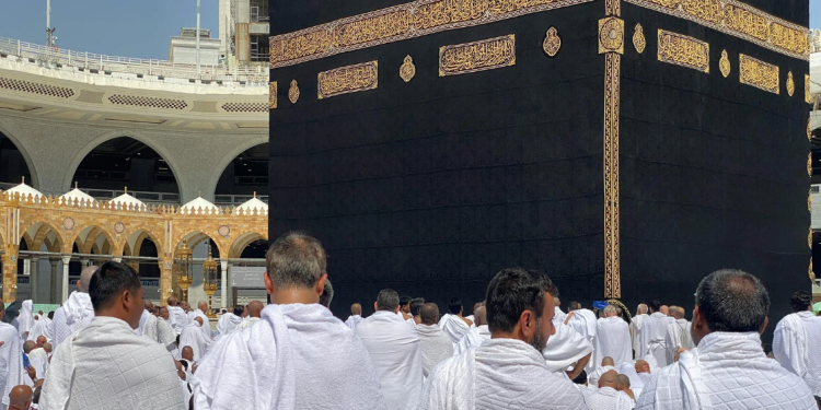 Ilustrasi gambar Jamaah umroh melaksanakan thawaf mengelilingi Ka'bah di Masjidil Haram