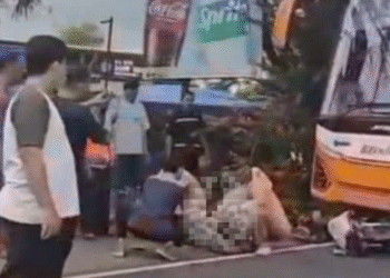 Insiden melibatkan bus Hino Efisiensi Putra Utama dengan sepeda motor Honda Astrea Grand, menyebabkan pengendara motor lansia mengalami luka dan dilarikan ke RSUD Wates