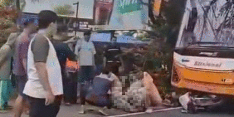 Insiden melibatkan bus Hino Efisiensi Putra Utama dengan sepeda motor Honda Astrea Grand, menyebabkan pengendara motor lansia mengalami luka dan dilarikan ke RSUD Wates