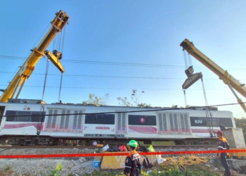 KA Argo Bromo Anggrek yang anjlok sedang dievakuasi.