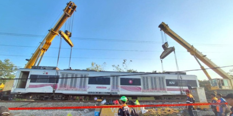 KA Argo Bromo Anggrek yang anjlok sedang dievakuasi.