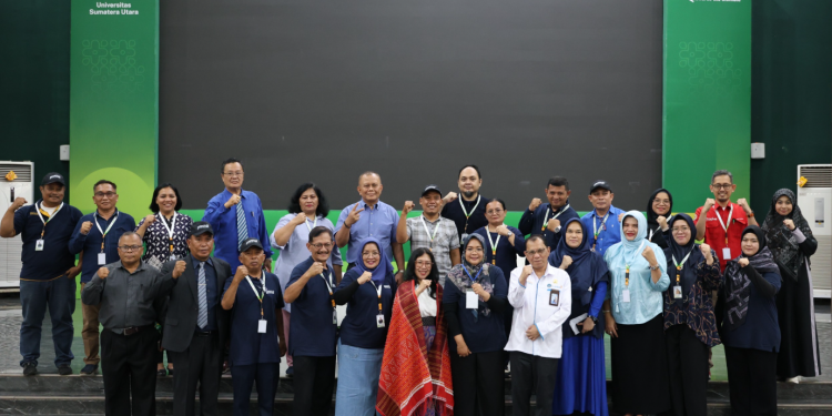 Kebersamaan Panitia PKKMB USU 2025 Sivitas akademika Universitas Sumatera Utara berpose bersama usai rangkaian acara Pengenalan Kehidupan Kampus bagi Mahasiswa Baru