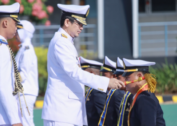 Kepala Badan Pengembangan Sumber Daya Manusia Perhubungan , Djarot Tri Wardhono saat memimpin Wisuda ke-53 dan Pelepasan Perwira Transportasi Laut Politeknik Pelayaran Surabaya