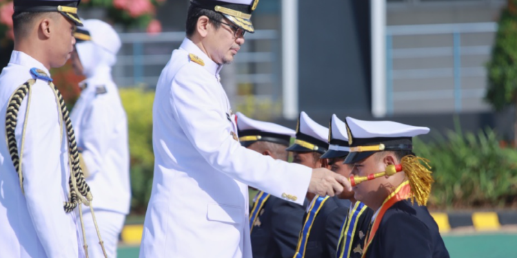 Kepala Badan Pengembangan Sumber Daya Manusia Perhubungan , Djarot Tri Wardhono saat memimpin Wisuda ke-53 dan Pelepasan Perwira Transportasi Laut Politeknik Pelayaran Surabaya