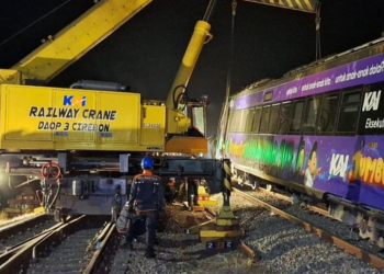 Kereta Api (KA) Argo Bromo Anggrek relasi Surabaya Pasar Turi-Gambir yang anjlok telah dievakuasi. Proses evakuasi berlangsung panjang