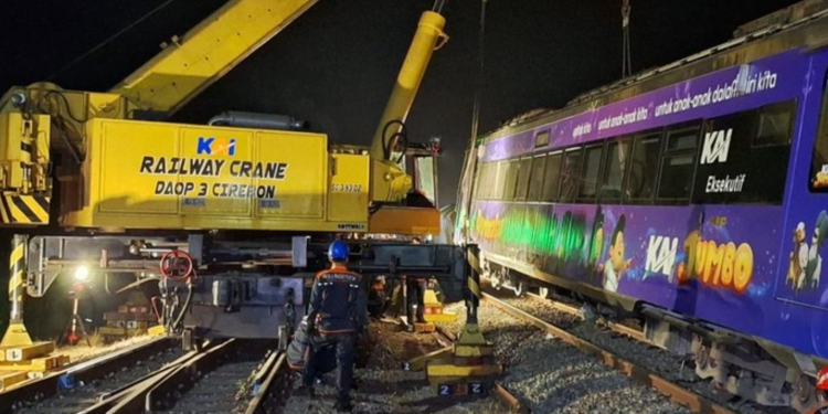 Kereta Api (KA) Argo Bromo Anggrek relasi Surabaya Pasar Turi-Gambir yang anjlok telah dievakuasi. Proses evakuasi berlangsung panjang