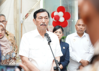 Ketua DEN Luhut Binsar Pandjaitan bersama Menkomdigi Meutya Hafid, MenPANRB Rini Widyantini, dan Bupati Banyuwangi dalam konferensi pers di kantor DEN Jakarta