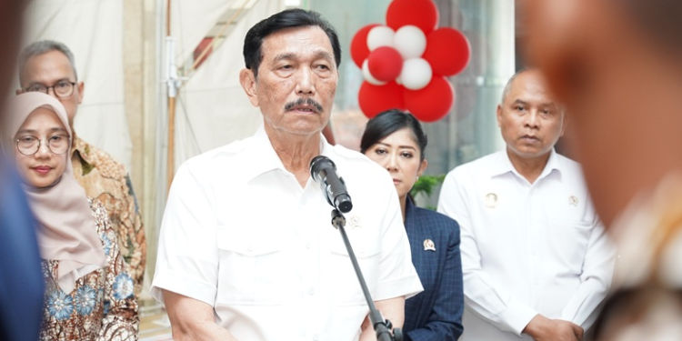 Ketua DEN Luhut Binsar Pandjaitan bersama Menkomdigi Meutya Hafid, MenPANRB Rini Widyantini, dan Bupati Banyuwangi dalam konferensi pers di kantor DEN Jakarta