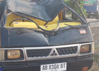 Kondisi Mitsubishi L300 AB-8106-BT yang ringsek usai kecelakaan tunggal di depan SD Banyakaan, Piyungan, Bantul