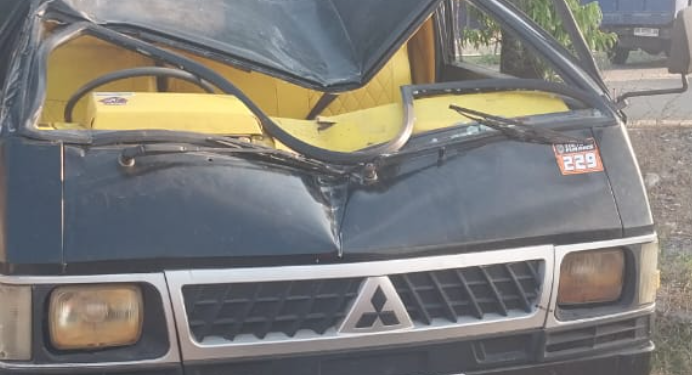 Kondisi Mitsubishi L300 AB-8106-BT yang ringsek usai kecelakaan tunggal di depan SD Banyakaan, Piyungan, Bantul