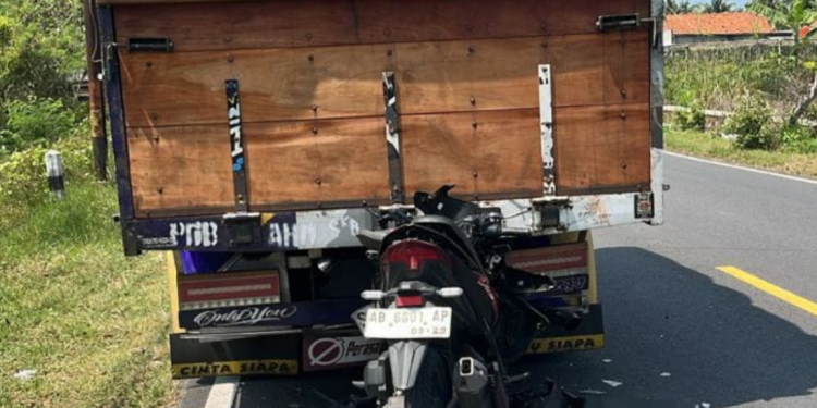 Kondisi sepeda motor Honda Beat yang ringsek usai menabrak bagian belakang truk Mitsubishi di Jalan Daendels, Wates, Kulon Progo