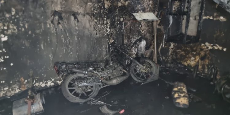 Kondisi sepeda motor dan ruang setting karburator di Rumah Rancing Jogja yang hangus terbakar usai dilalap api