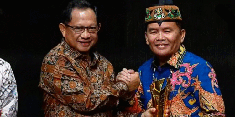 Mendagri Tito Karnavian serahkan Penghargaan Pemimpin Daerah Award (PDA) 2025 dengan Kategori Inovasi Daerah Bidang Pendidikan kepada Gubernur Kalteng Agustiar Sabran di Jakarta