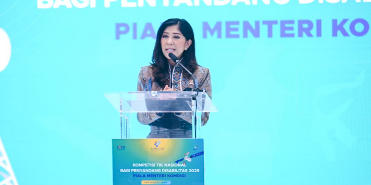 Menteri Komunikasi dan Digital Meutya Hafid dalam acara Penganugerahan Kompetisi TIK Nasional bagi Penyandang Disabilitas Tahun 2025 di Hotel Sari Pacific