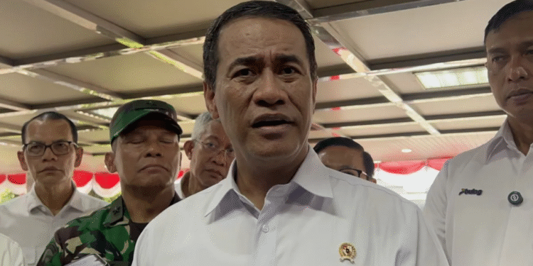 Menteri Pertanian Andi Amran Sulaiman memberi keterangan ketika ditemui setelah acara Gerakan Pangan Murah yang digelar di Kantor Kementerian Pertanian