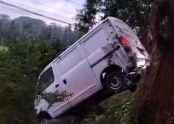 Mobil Barang Tabrak Pohon di Kulon Progo, Pengemudi Dilarikan ke RSUD Wates
