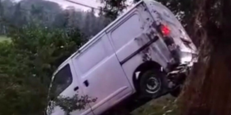 Mobil Barang Tabrak Pohon di Kulon Progo, Pengemudi Dilarikan ke RSUD Wates