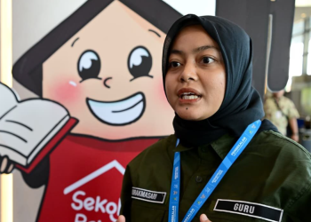 Nurakmasari, guru dari SRMA 26 Makassar, Sulawesi Selatan memberikan keterangannya pada acara Pengarahan Presiden RI kepada Guru dan Kepala Sekolah Rakyat di Jakarta International Expo (JI-Expo)