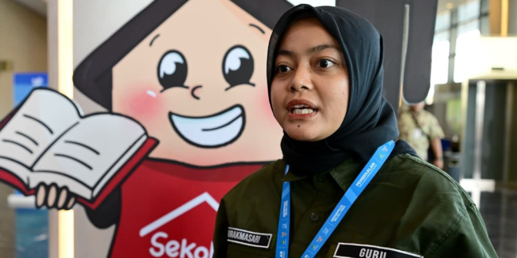 Nurakmasari, guru dari SRMA 26 Makassar, Sulawesi Selatan memberikan keterangannya pada acara Pengarahan Presiden RI kepada Guru dan Kepala Sekolah Rakyat di Jakarta International Expo (JI-Expo)