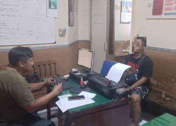 Pelaku penembakan dengan air soft gun saat menjalani pemeriksaan oleh penyidik Polsek Mantrijeron, Yogyakarta, usai diamankan di kediamannya, Selasa (5/8/2025)