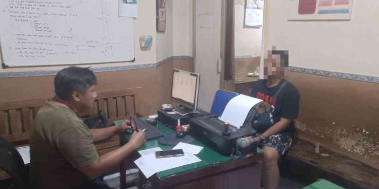 Pelaku penembakan dengan air soft gun saat menjalani pemeriksaan oleh penyidik Polsek Mantrijeron, Yogyakarta, usai diamankan di kediamannya, Selasa (5/8/2025)