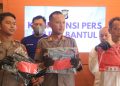 Personel Polres Bantul menunjukkan barang bukti pakaian yang digunakan pelaku pencurian beras 30 kilogram di Imogiri, dalam gelaran konferensi pers pengungkapan kasus tersebut.