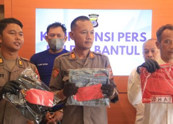 Personel Polres Bantul menunjukkan barang bukti pakaian yang digunakan pelaku pencurian beras 30 kilogram di Imogiri, dalam gelaran konferensi pers pengungkapan kasus tersebut.