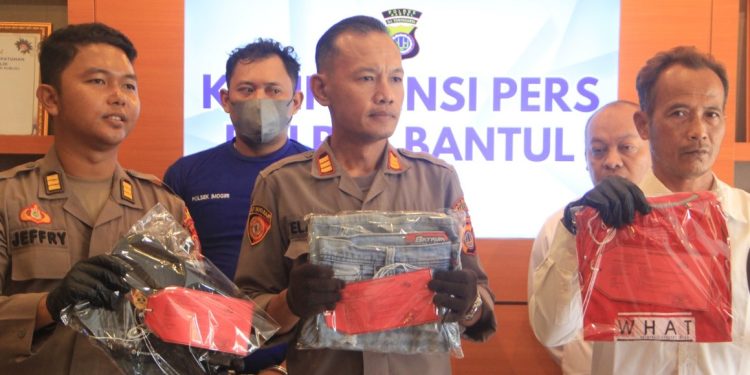 Personel Polres Bantul menunjukkan barang bukti pakaian yang digunakan pelaku pencurian beras 30 kilogram di Imogiri, dalam gelaran konferensi pers pengungkapan kasus tersebut.