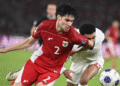 Pesepak bola Timnas Indonesia Kevin Diks berebut bola dengan pesepak bola Timnas Bahrain Abdulla Alkhalasi dalam pertandingan Grup C putaran ketiga Kualifikasi Piala Dunia 2026 zona Asia di Stadion Utama Gelora Bung Karno