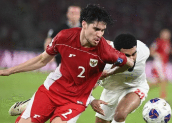 Pesepak bola Timnas Indonesia Kevin Diks berebut bola dengan pesepak bola Timnas Bahrain Abdulla Alkhalasi dalam pertandingan Grup C putaran ketiga Kualifikasi Piala Dunia 2026 zona Asia di Stadion Utama Gelora Bung Karno