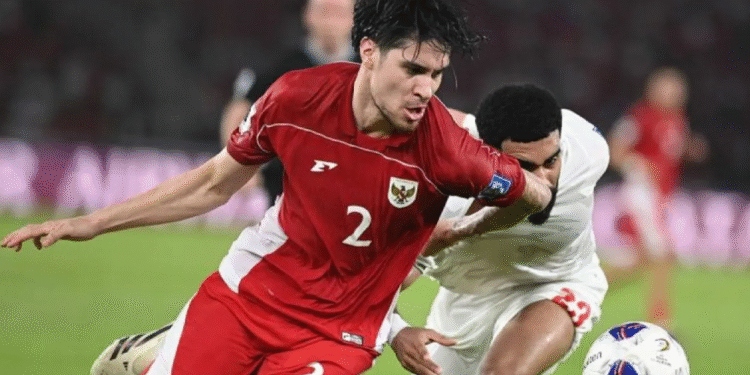 Pesepak bola Timnas Indonesia Kevin Diks berebut bola dengan pesepak bola Timnas Bahrain Abdulla Alkhalasi dalam pertandingan Grup C putaran ketiga Kualifikasi Piala Dunia 2026 zona Asia di Stadion Utama Gelora Bung Karno