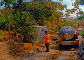 Petugas BPBD melakukan droping air tahun 2024 lalu