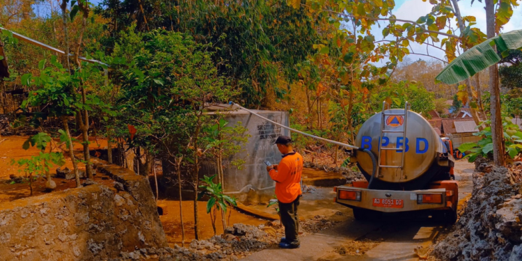 Petugas BPBD melakukan droping air tahun 2024 lalu