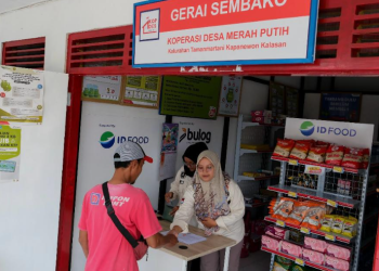 Petugas Koperasi Desa Merah Putih melayani warga di Gerai Sembako Tamanmartani, Sleman